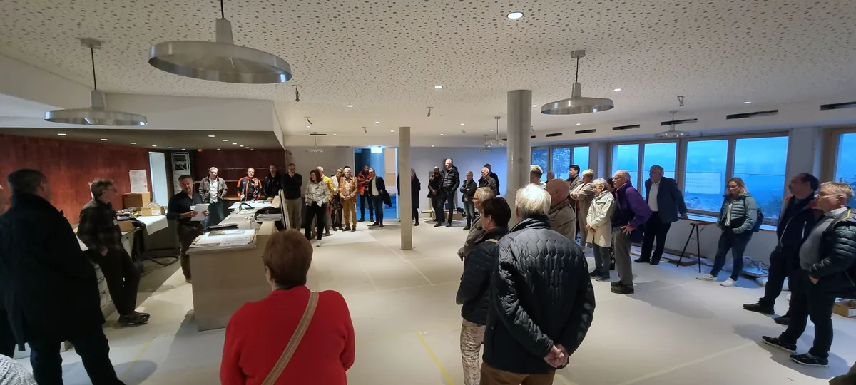 Im neuen Restaurant fehlt zwar noch das eine oder andere, aber die Aussicht ist schon da. Die Aktionärsversammlung im «Bachtel-Kulm» zur Besichtigung der Baustelle.